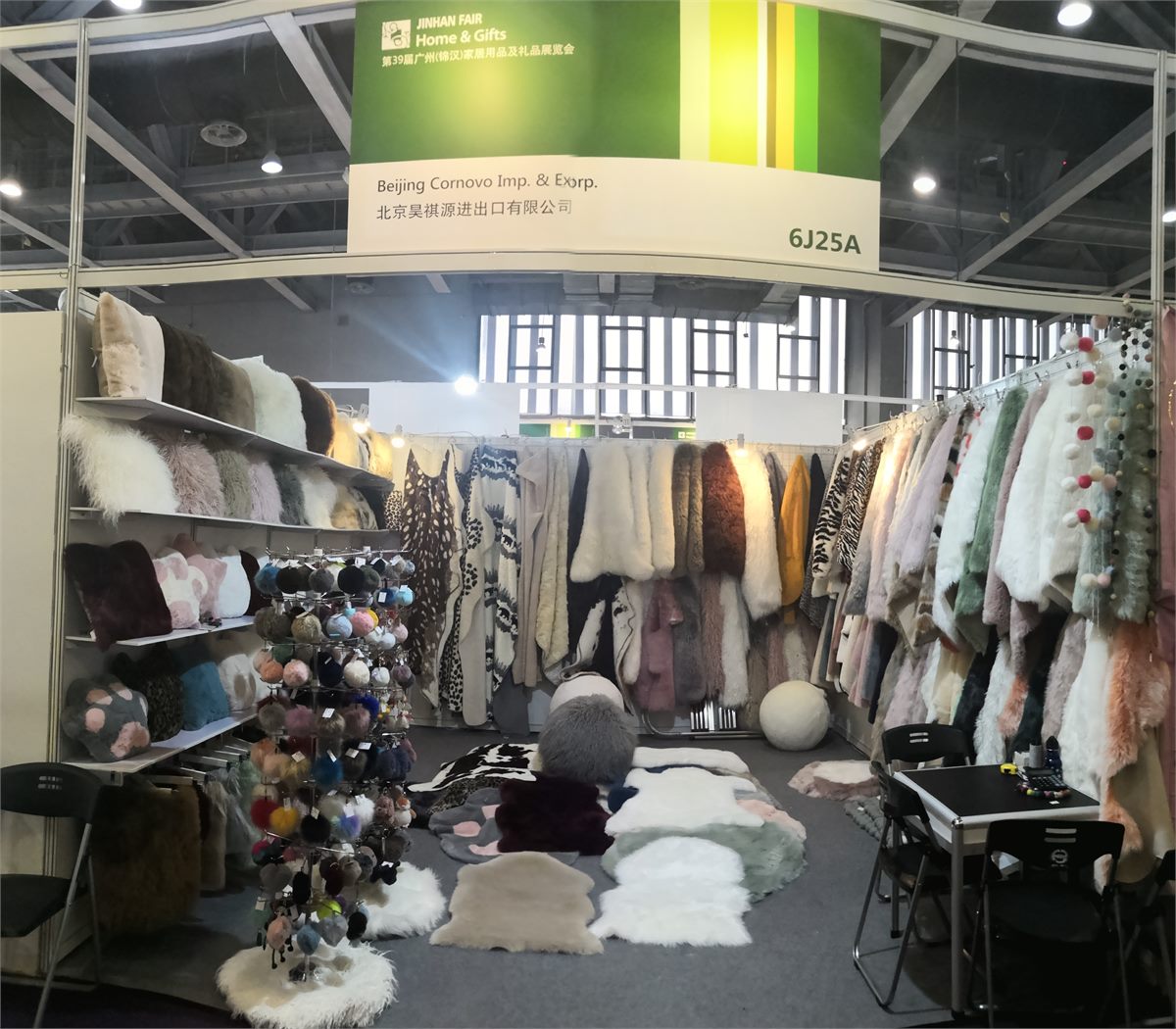 Cornovo Home faux fur rug and cushion booth at Jinhan Fair