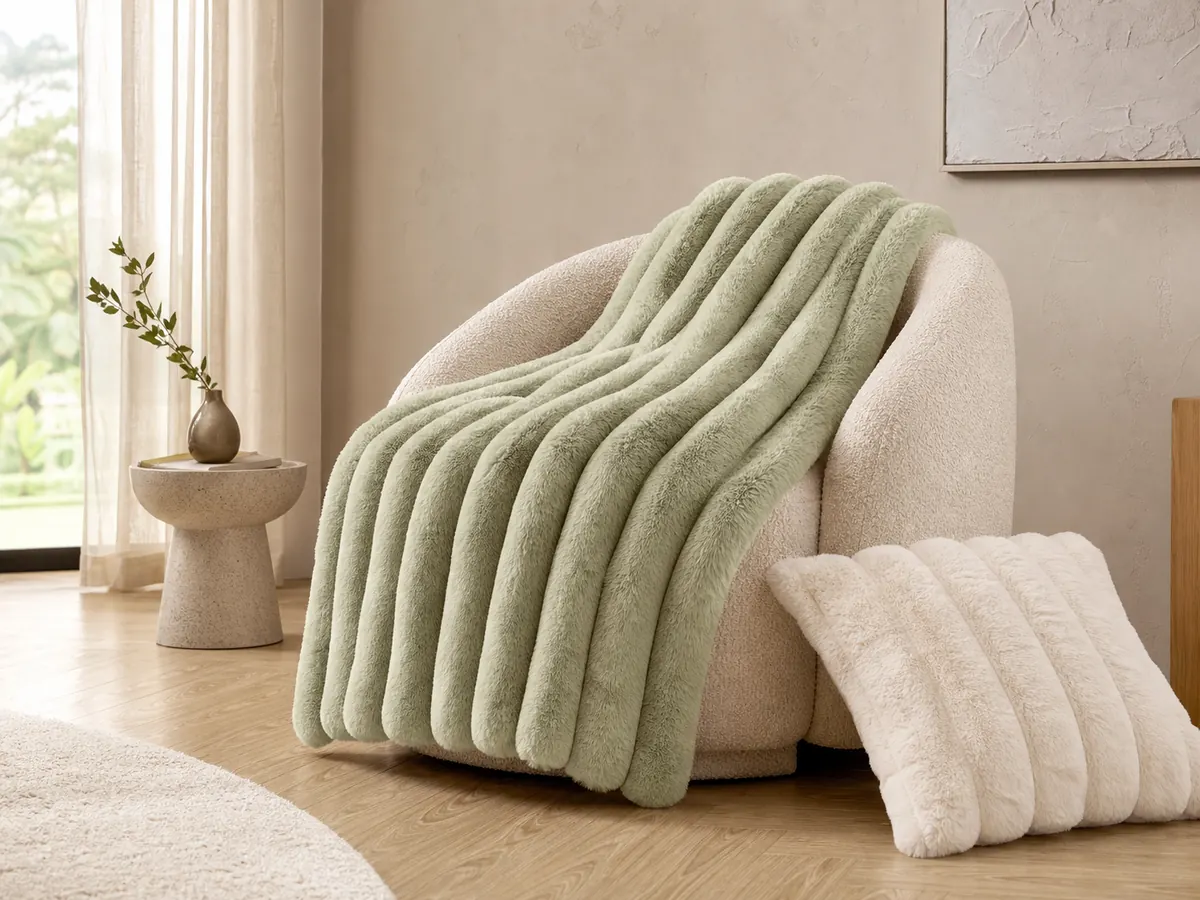 Custom faux fur throw blankets for wholesale programs